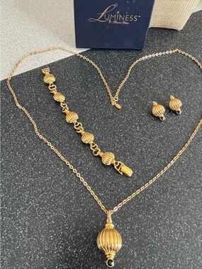 Luminess by Princess House Empress necklace, bracelet and pierced earring set